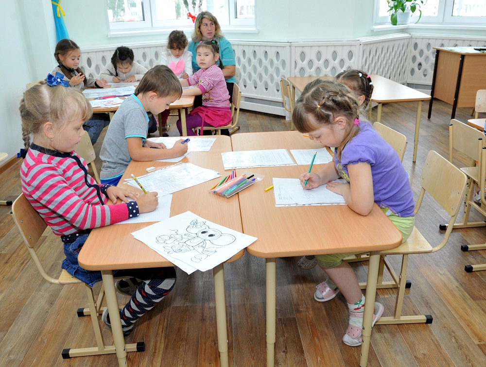 Омские педагоги и медики получат первоочередное право при зачислении детей в школы и детские сады