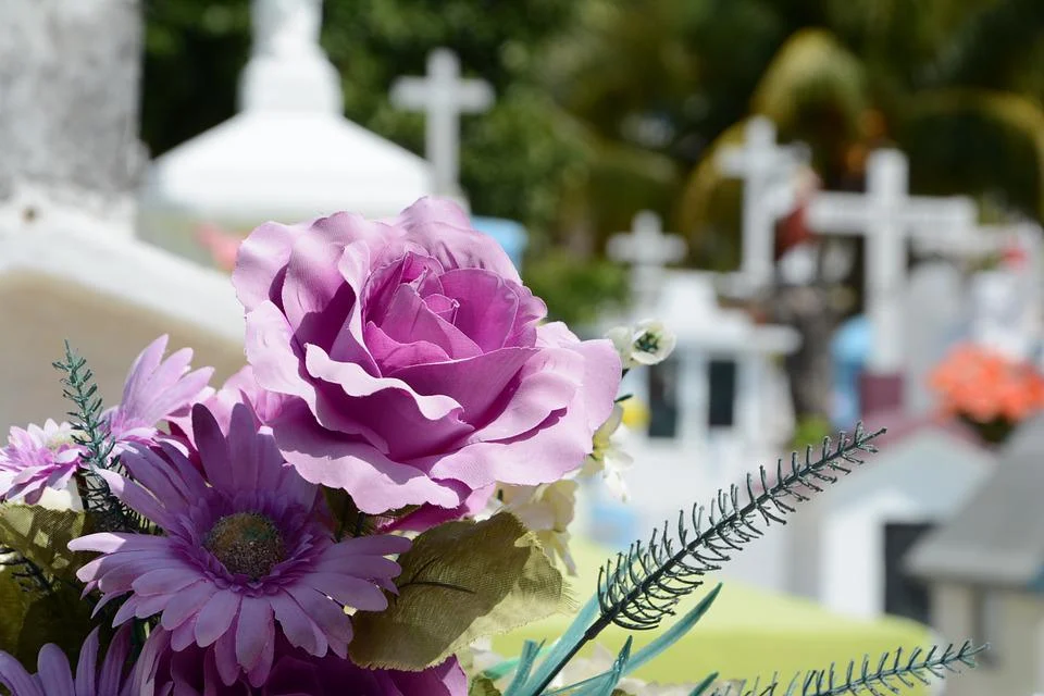Омские кладбища приводят в порядок к Родительскому дню
