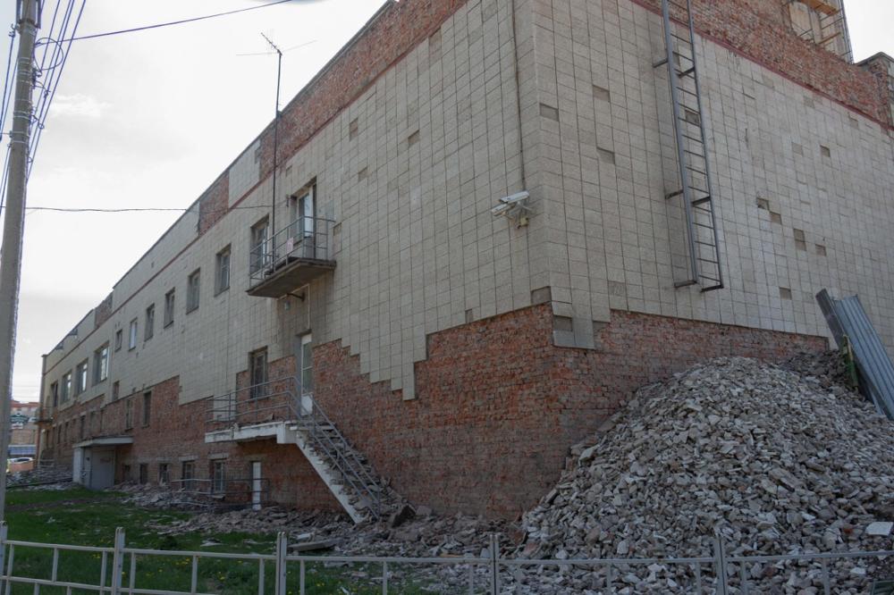 В Омске на здании ТЮЗа демонтируют облицовочную плитку