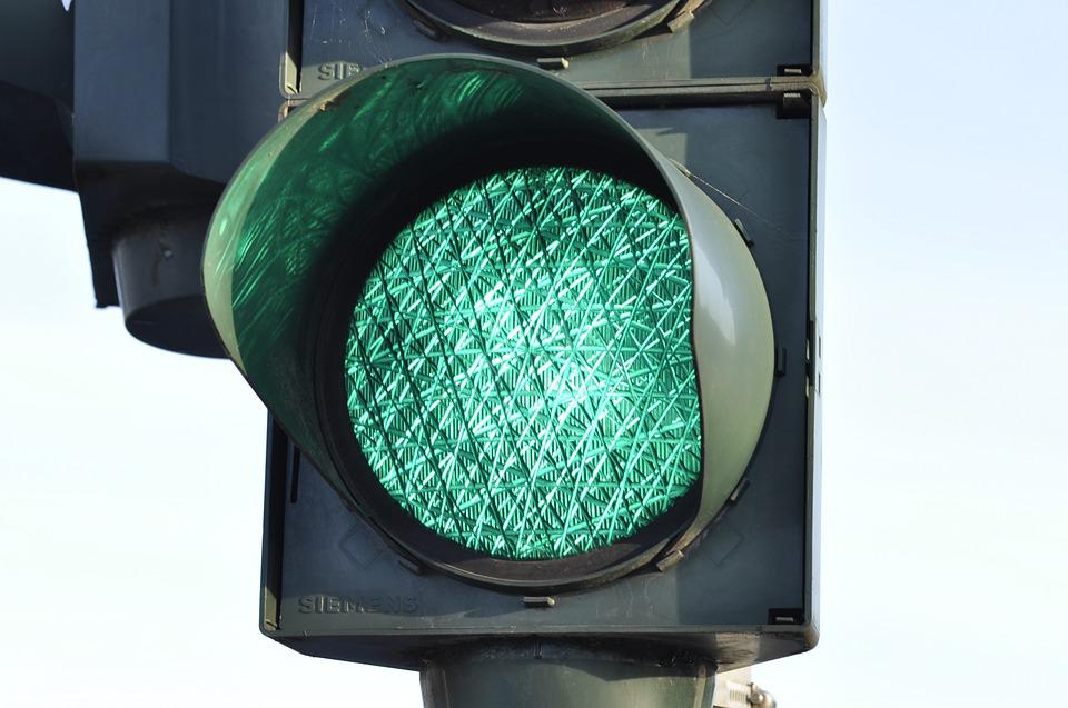 В Омске разрабатывают бесконтактную кнопку вызова пешеходной фазы на светофорах