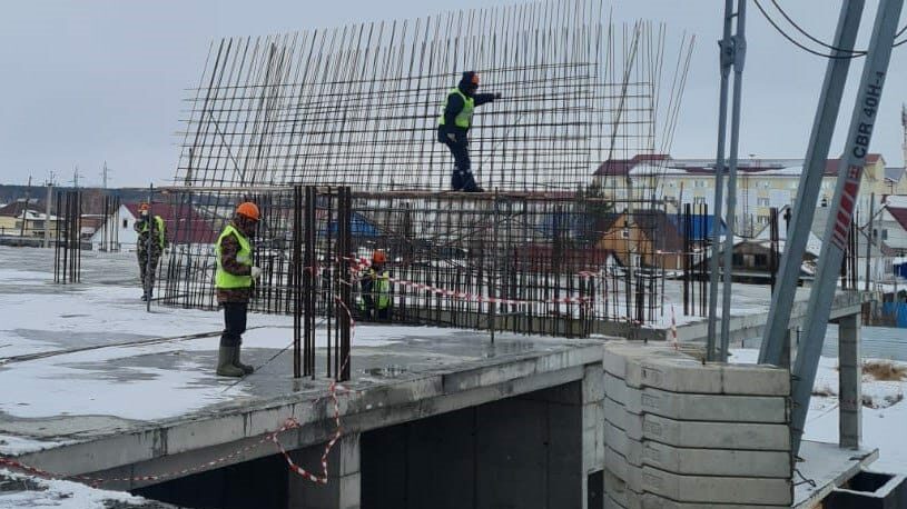 На стройплощадке новой школы в Исилькуле уже возводят стены