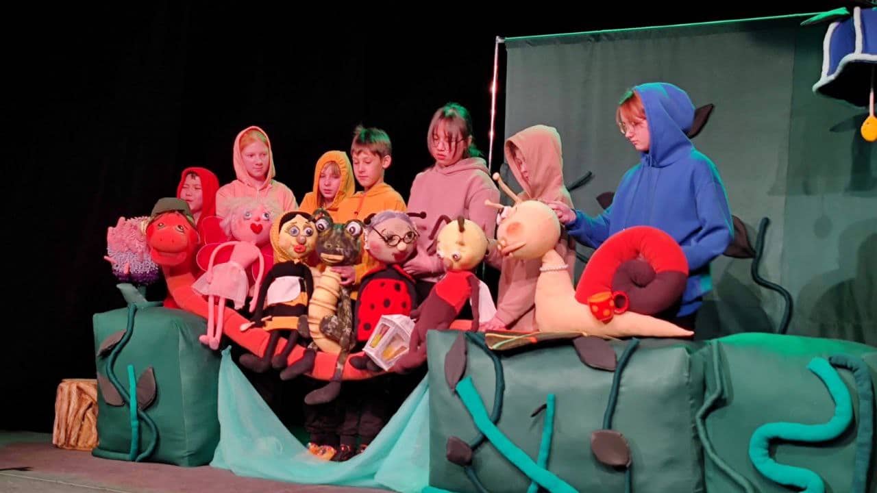 В Омском театре "Арлекин" свои спектакли показали детские коллективы