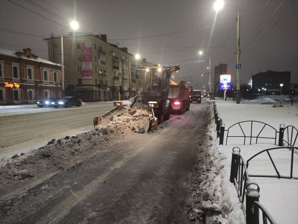 В Омске после снегопада за сутки вывезено более 13 тыс.куб.м. снега