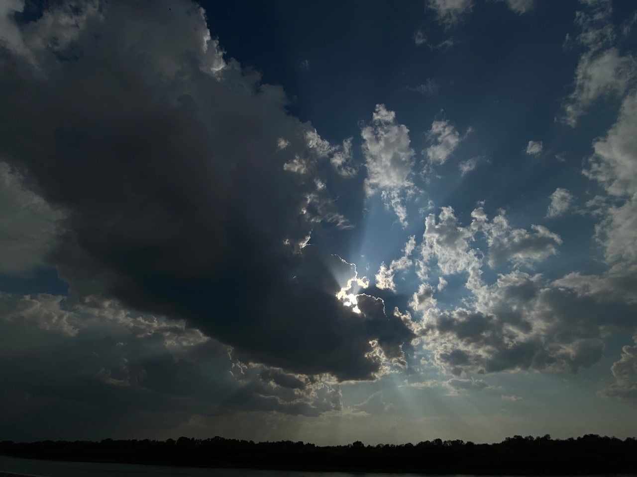 Фотоподборка выходного дня, посвященная омскому небу
