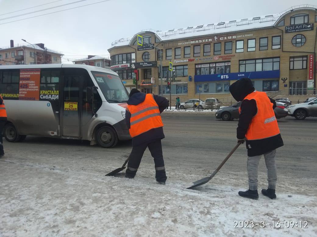 В Омске после снегопада за сутки вывезено более 13 тыс.куб.м. снега