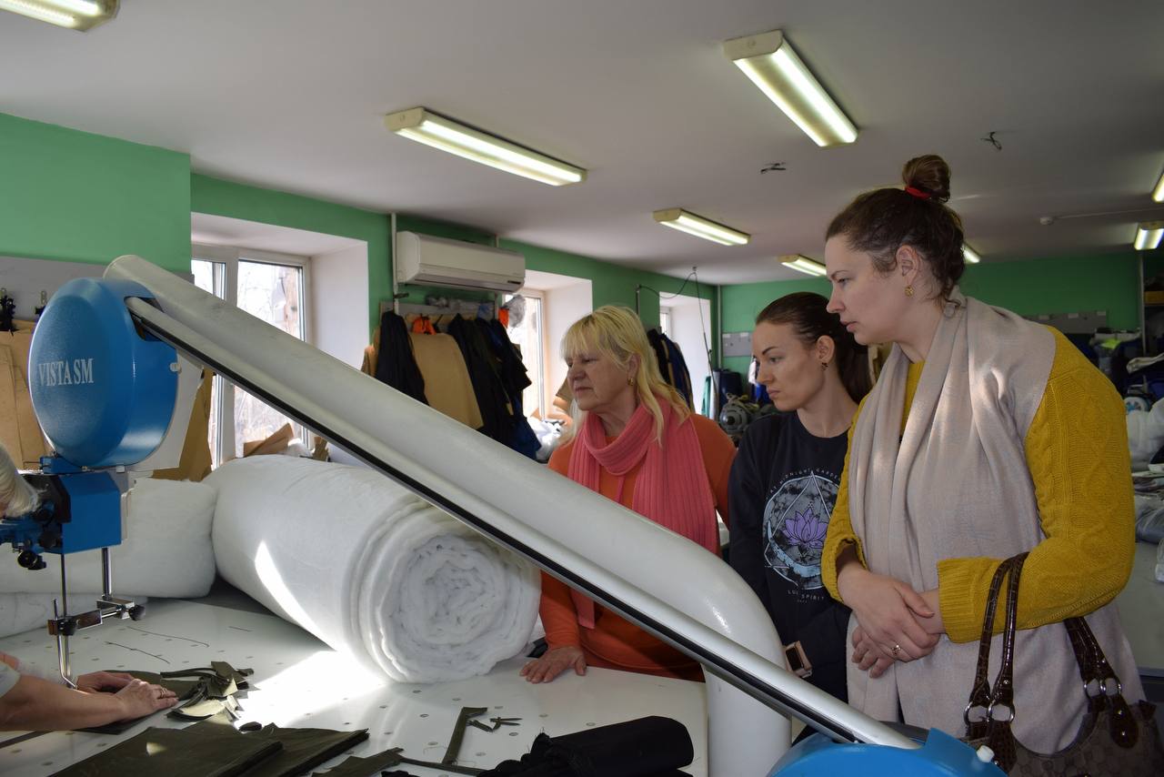 В Омске на швейном предприятии прошла экскурсия для соискателей работы с нарушениями слуха