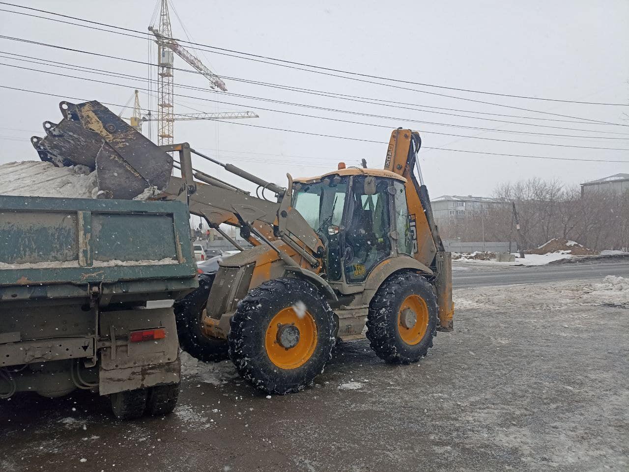 В Омске ведется уборка снега на насосных станциях и котельных МПТК