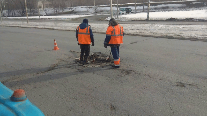 В Омске на магистралях заделывают дорожные ямы после долгой зимы