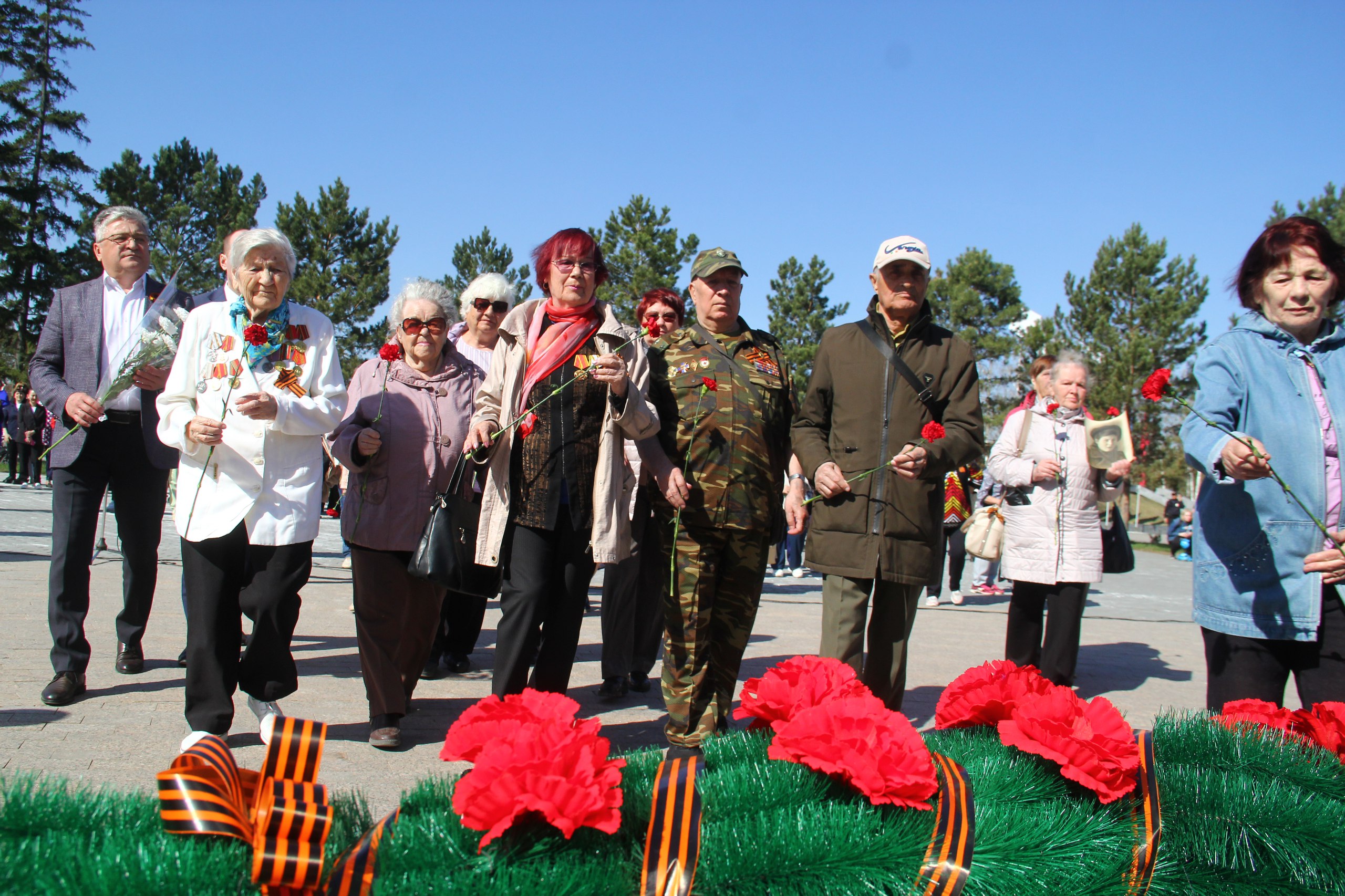 В Омске состоялся мотопробег "Вперед, к Победе!" и возложение цветов к мемориалу
