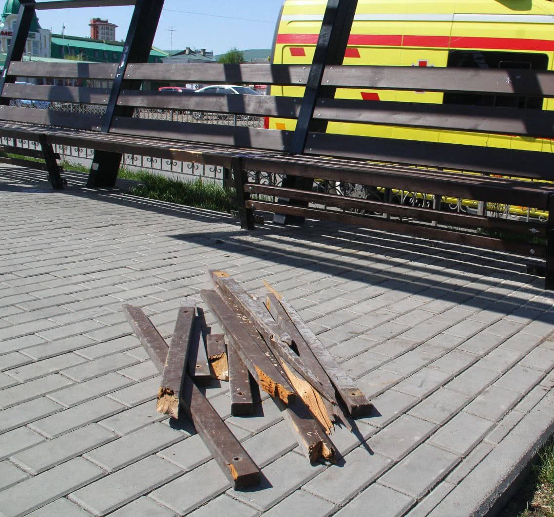 В омском скейт-парке на Бударина отремонтировали сломанные вандалами скамейки