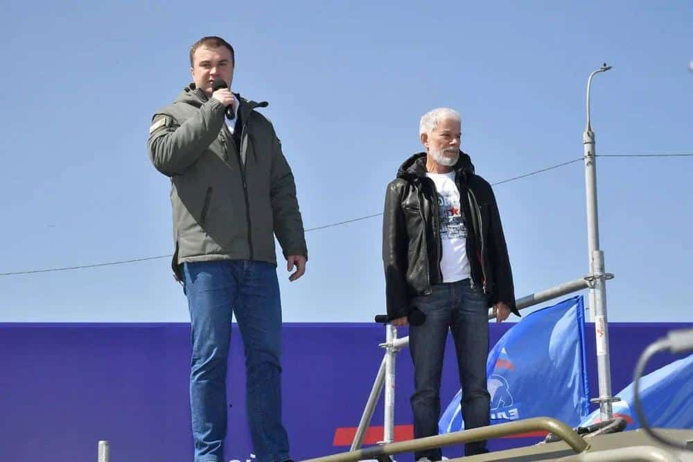 С концерта-митинга в Омске отправили гуманитарный автопоезд в зону СВО