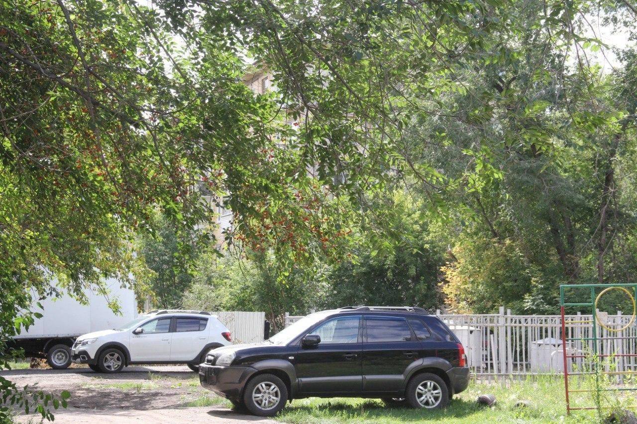 За прошлый год омичи заплатили 9 млн рублей за парковку автомобилей на газонах