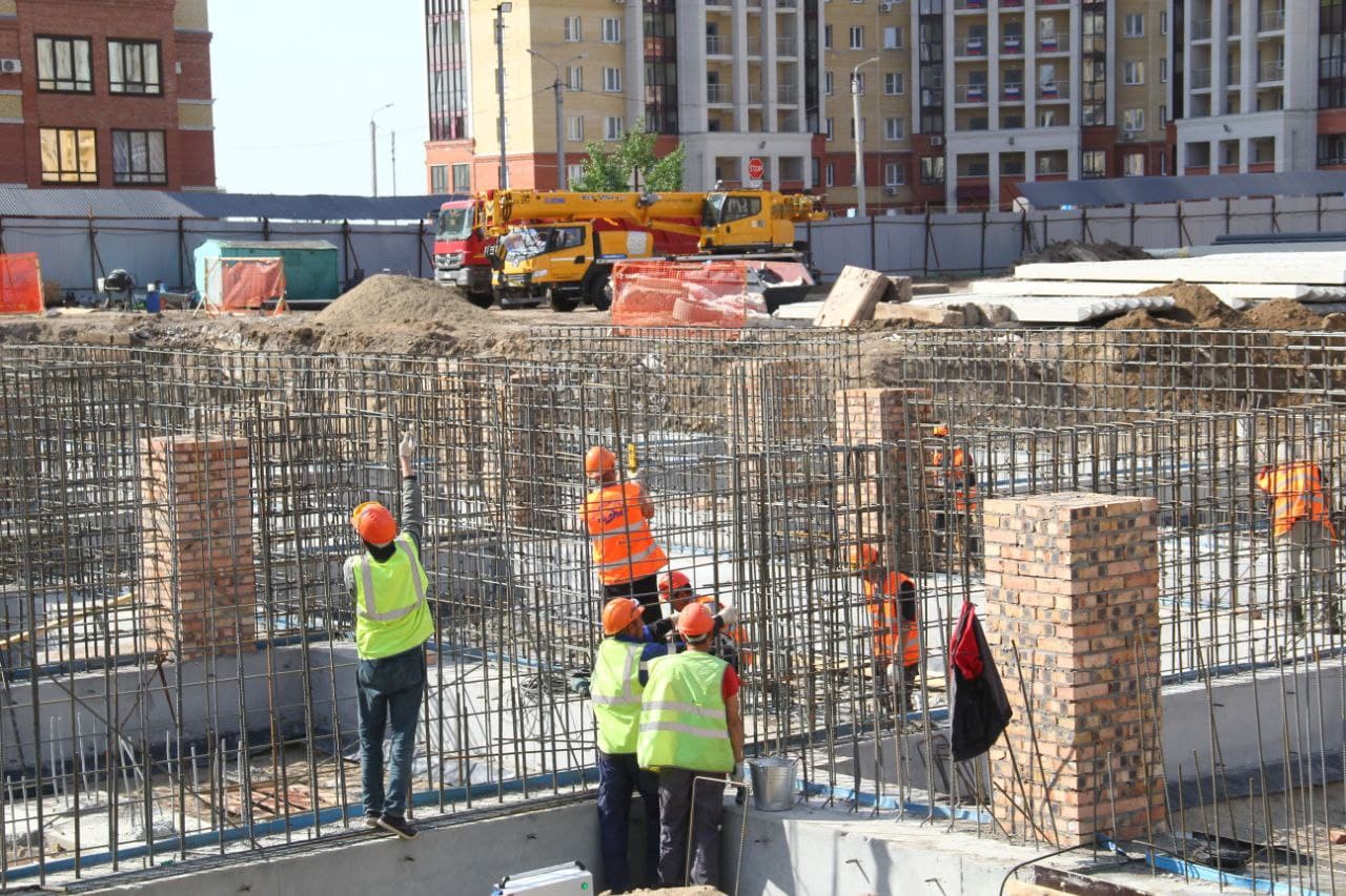 Мэр Омска Сергей Шелест отметил нехватку рабочих рук на стройплощадках города