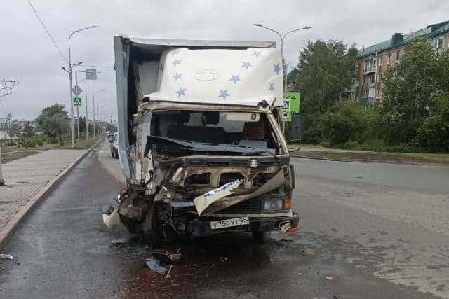 В Омске произошло ДТП с участием двух грузовых автомобилей