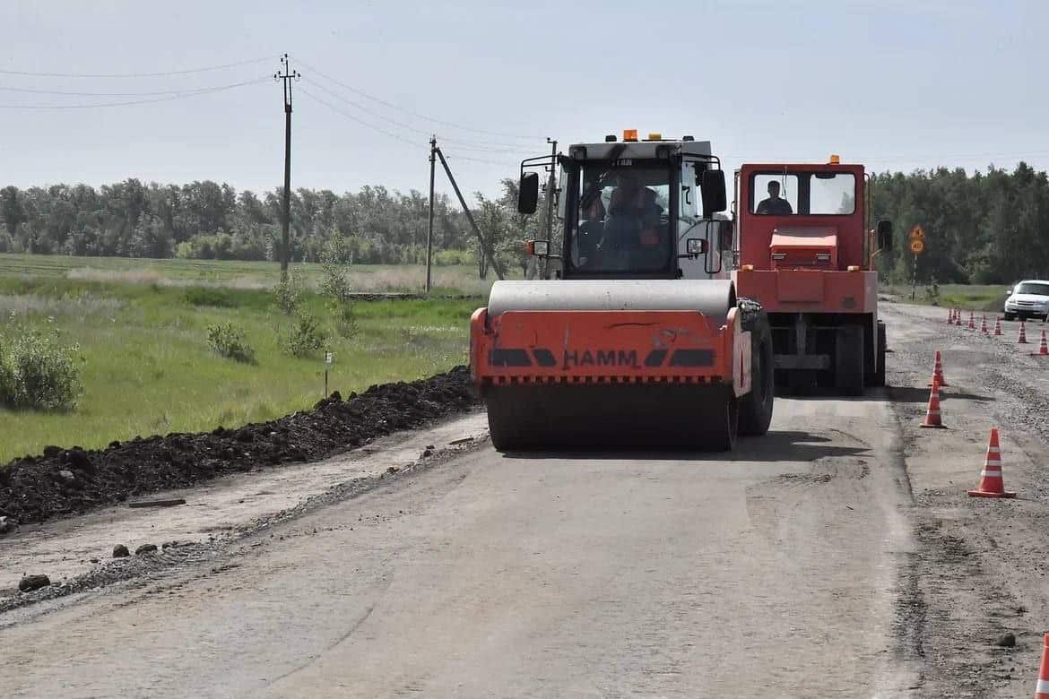 Виталий Хоценко в ходе рабочей поездки оценил ход ремонта дороги «Омск —  Русская Поляна — Харламово» • TOP24 • Омск