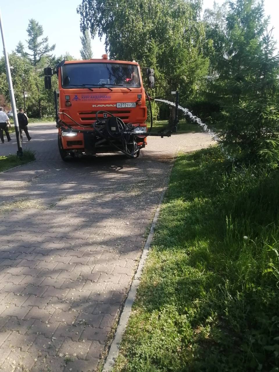 Омские дорожники охлаждают магистрали с помощью поливальных машин