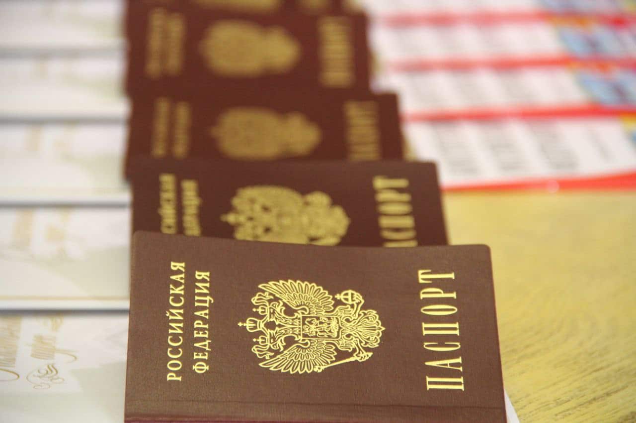 В Омском горсовете молодым омичам торжественно вручили первый паспорт