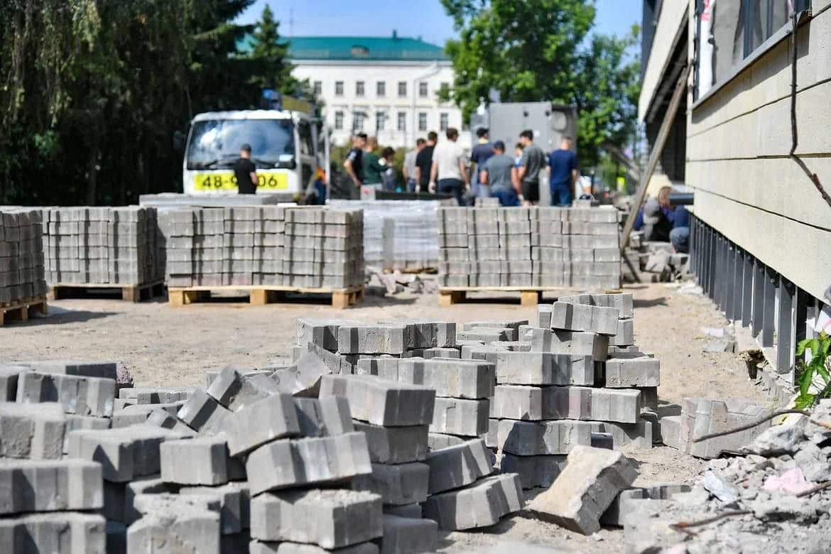 Виталий Хоценко рассказал о ходе реконструкции омского ТЮЗа и благоустройстве Городского сада