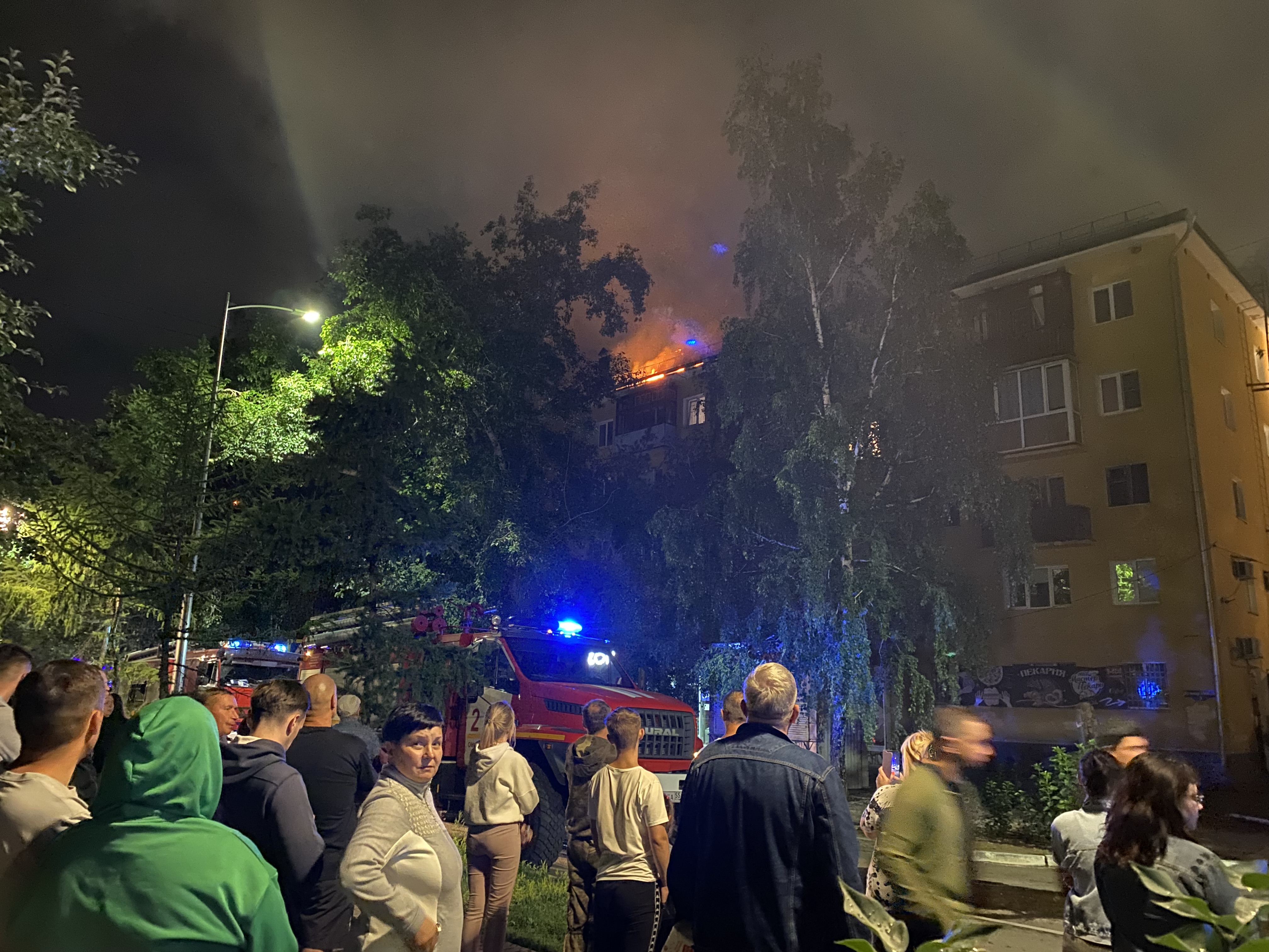 В Омске на Бульваре Победы ночью начался пожар в пятиэтажке