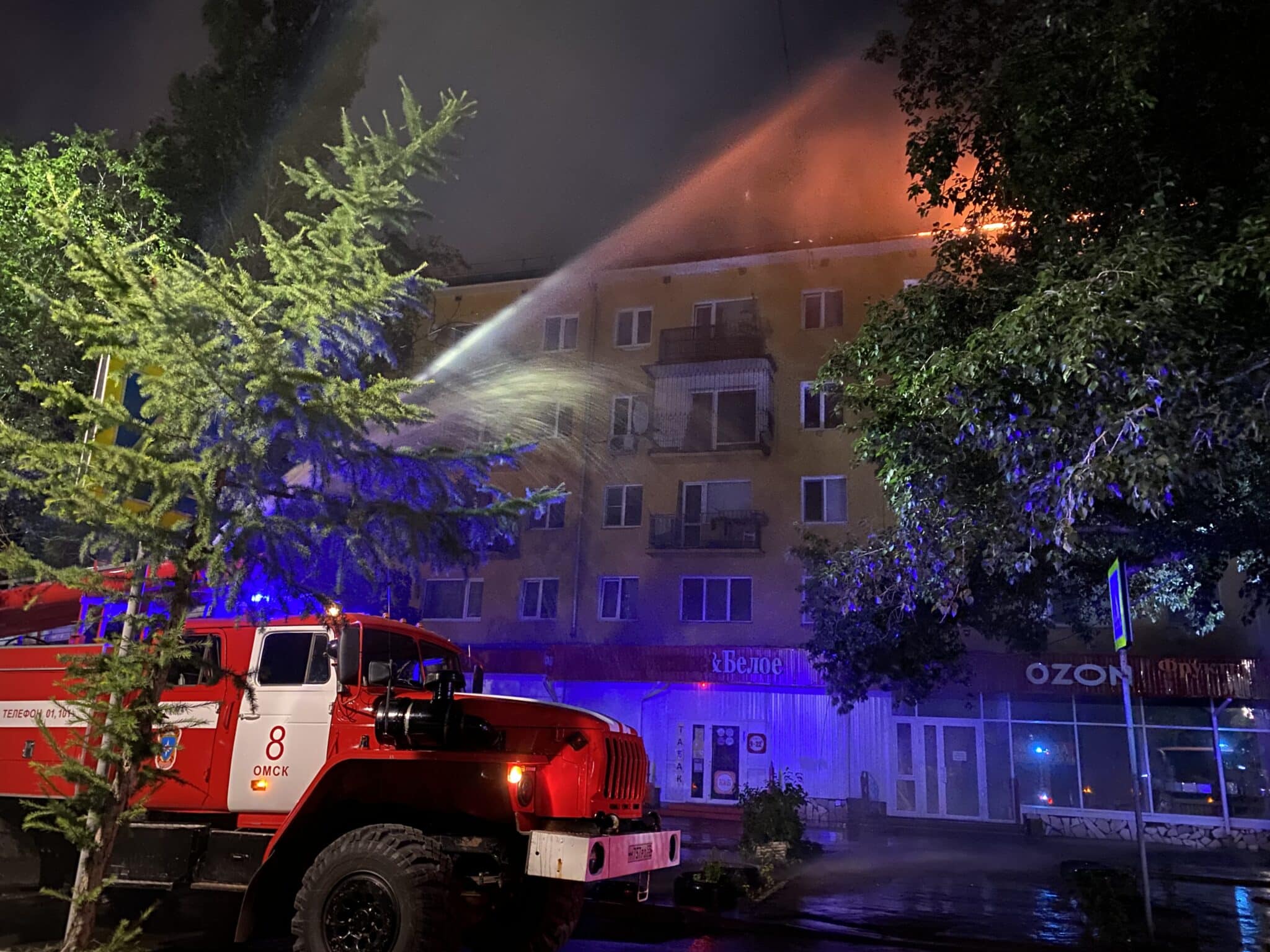 В Омске на Бульваре Победы ночью начался пожар в пятиэтажке