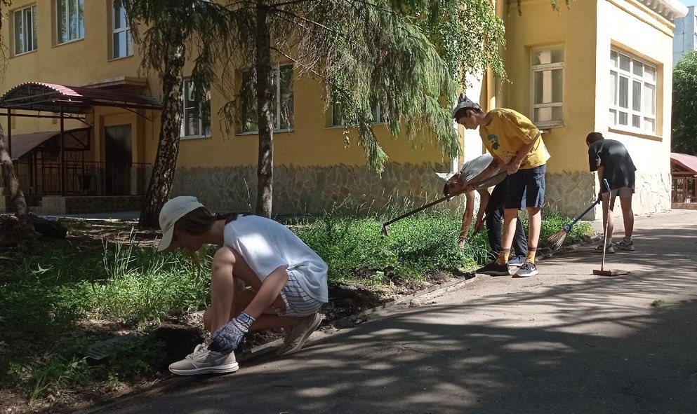 Омские школьники продолжают работы в период летнего трудоустройства