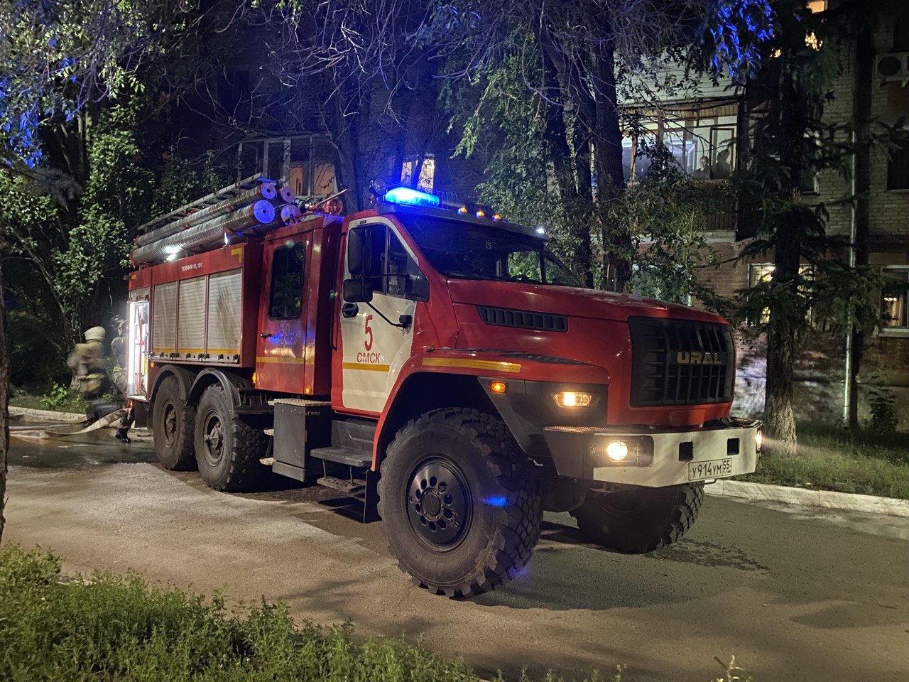 В Омске локализован пожар в жилом доме на Бульваре Победы