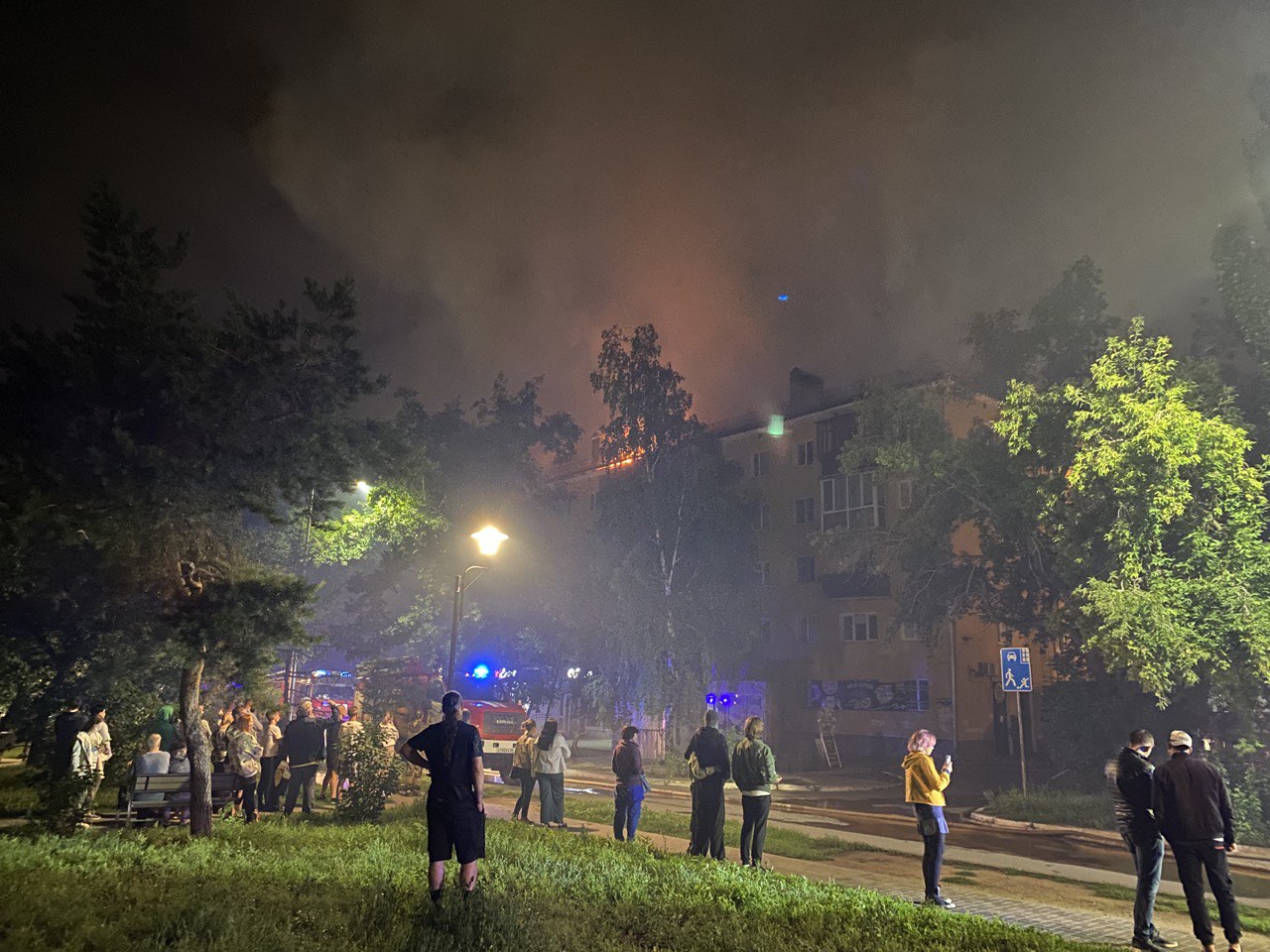 В Омске локализован пожар в жилом доме на Бульваре Победы