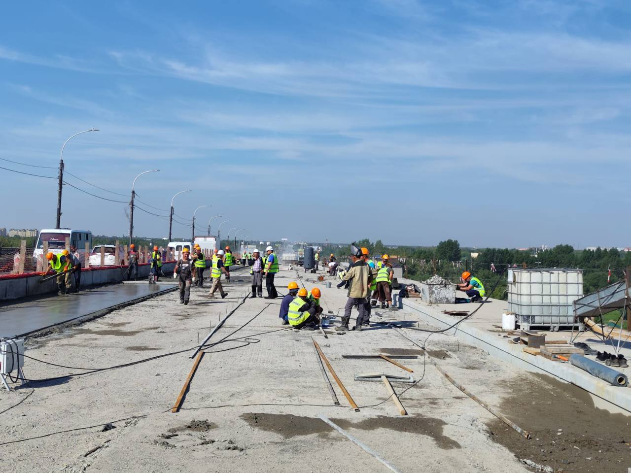 На Ленинградском мосту в Омске приступили к выравниванию дорожного полотна