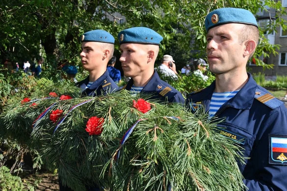 Власти Омска почтили память первого командующего ВДВ Василия Маргелова