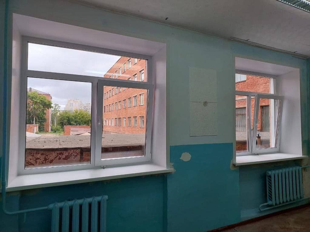 В омской школе № 6 меценат меняет все окна