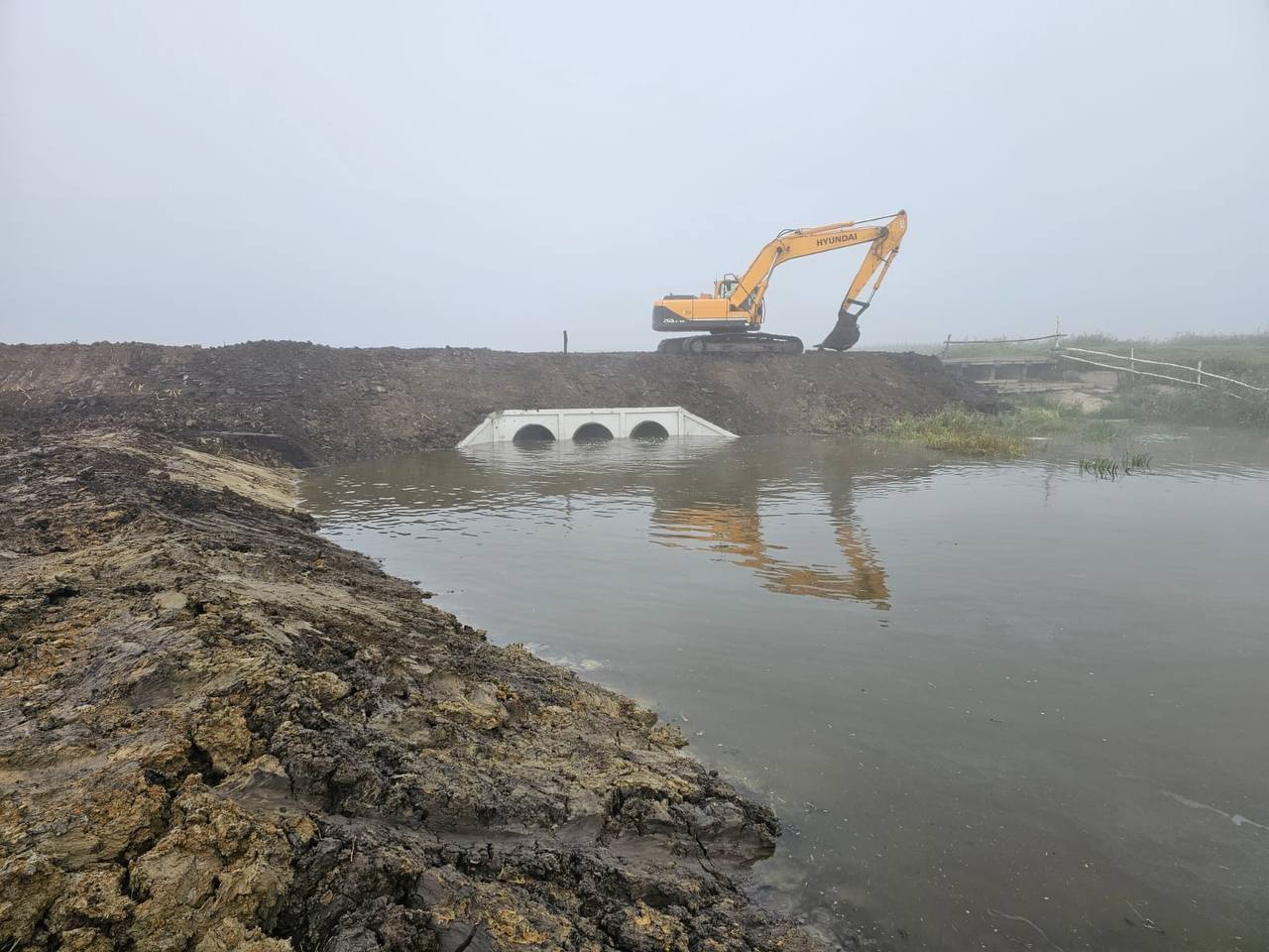 На реке Оша в Крутинском районе отремонтировали дамбу и пустили воду в реку  • TOP24 • Омск