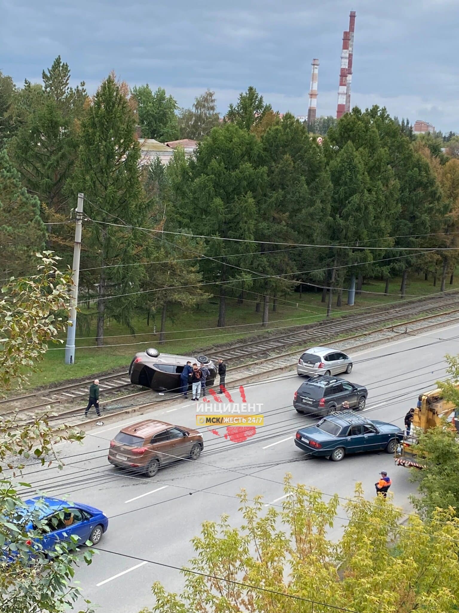 В результате ДТП на Богдана Хмельницкого в Омске автомобиль отбросило на  трамвайные рельсы • TOP24 • Омск