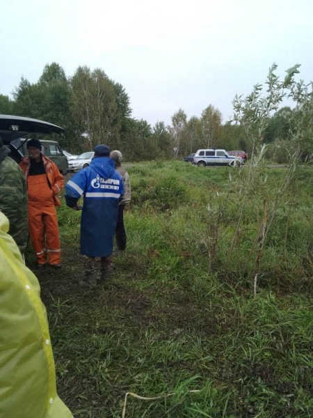 К поискам пропавшего в Омской области пенсионера подключили вертолёт и болотоход