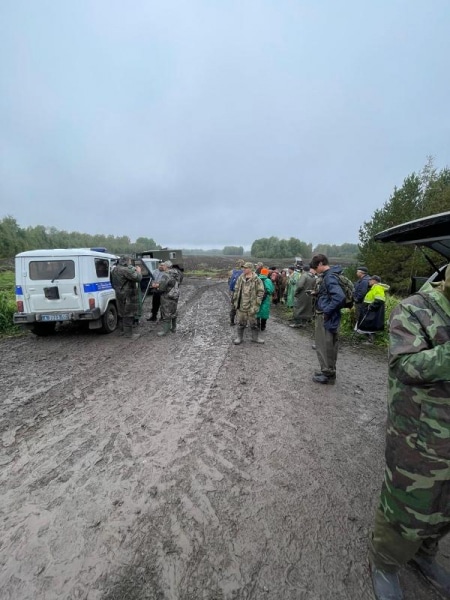 К поискам пропавшего в Омской области пенсионера подключили вертолёт и болотоход