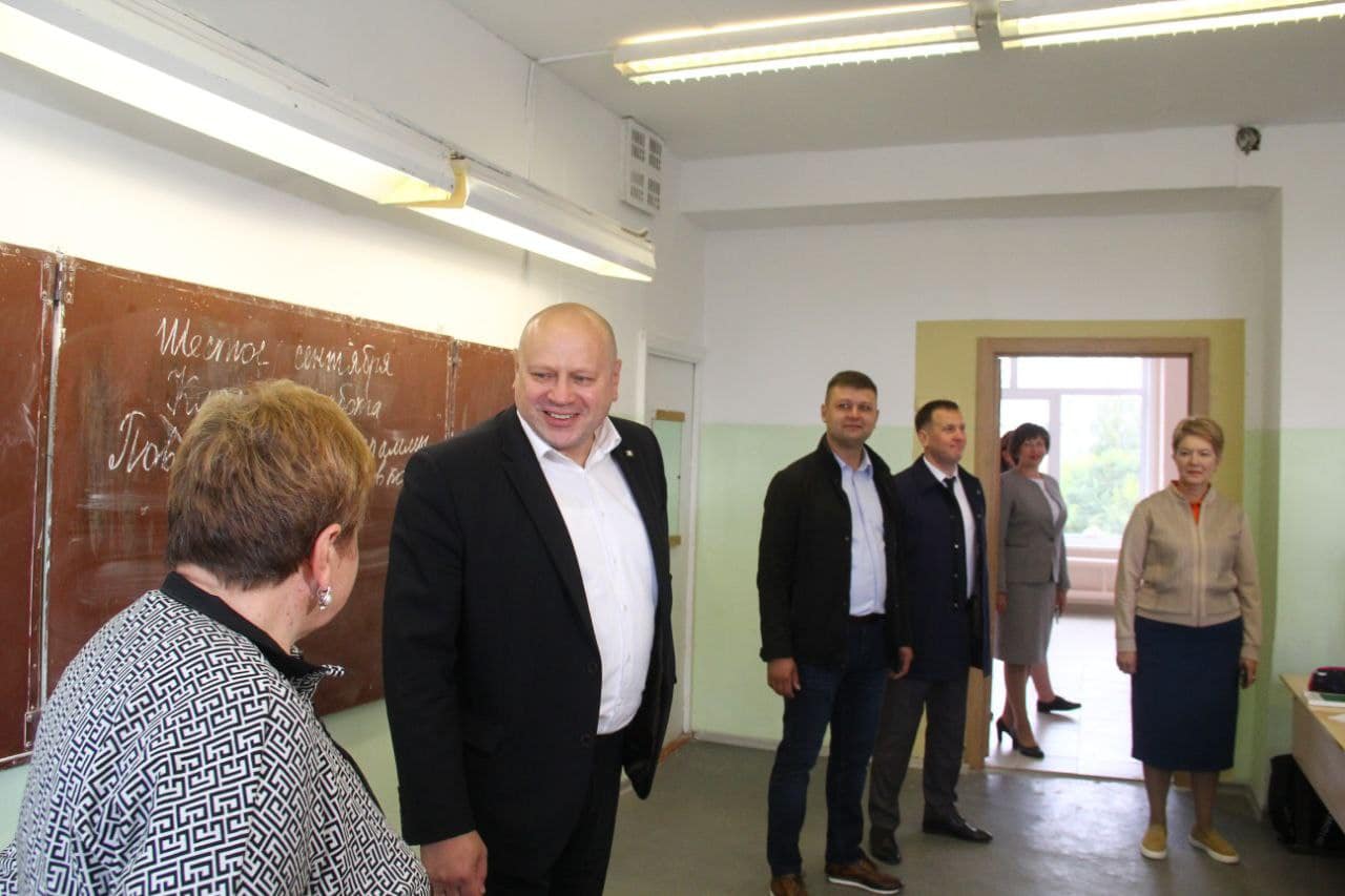 Сергей Шелест посетил школу №44, которую ремонтируют на средства мецената