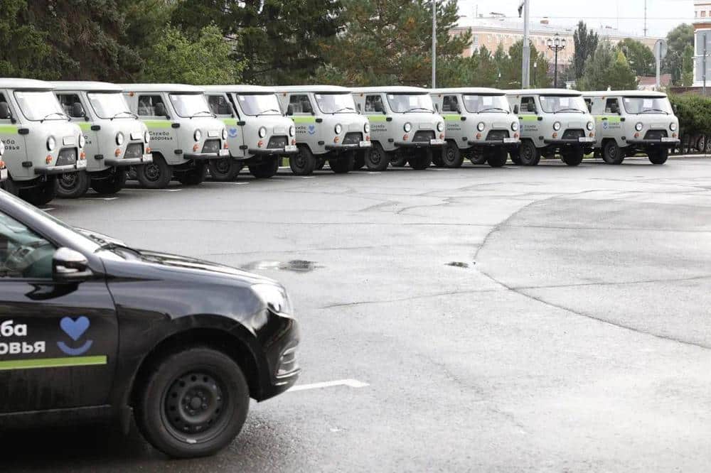 В распоряжение районных больниц Омской области поступили 30 автомобилей