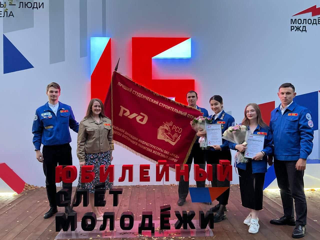 Знамя лучшего на БАМе в руках омского студенческого отряда "Альтаир"
