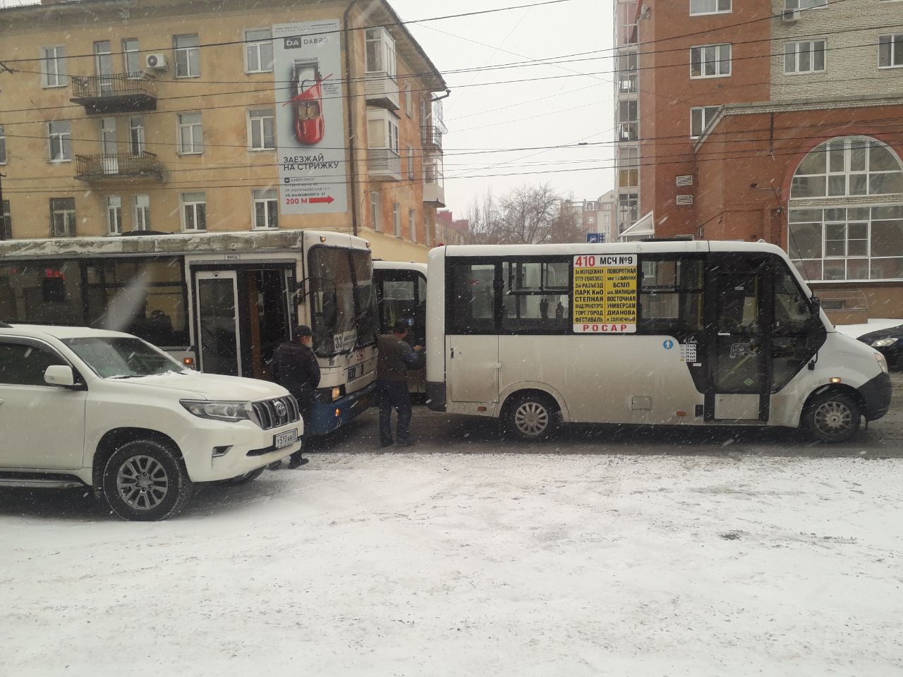 В Омске на улице Маяковского автобус въехал в пассажирскую газель