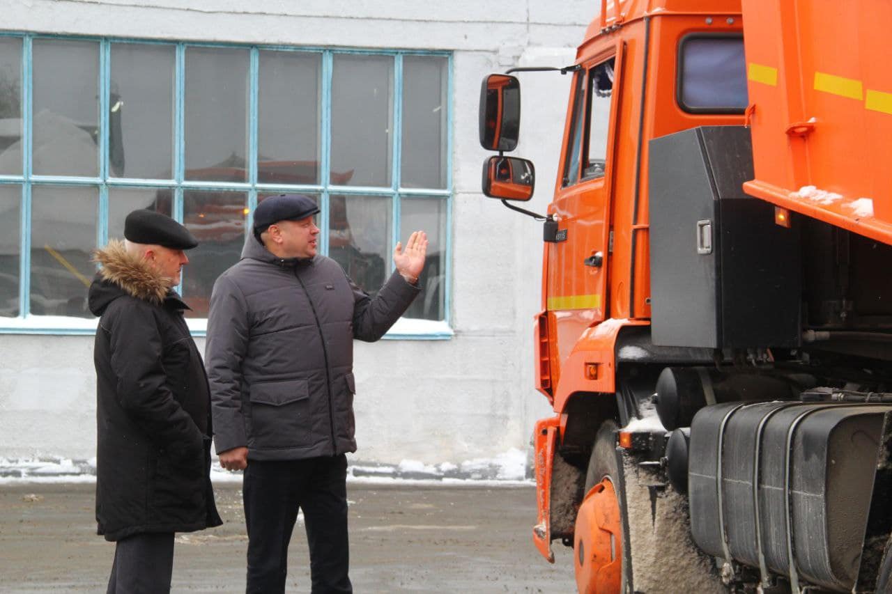 Мэр Омска Сергей Шелест проверил, как в городском УДХБ оборудуют технику к зиме