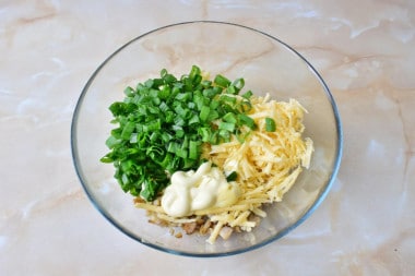 Шампиньоны с чесноком, фаршированные сыром и орехами