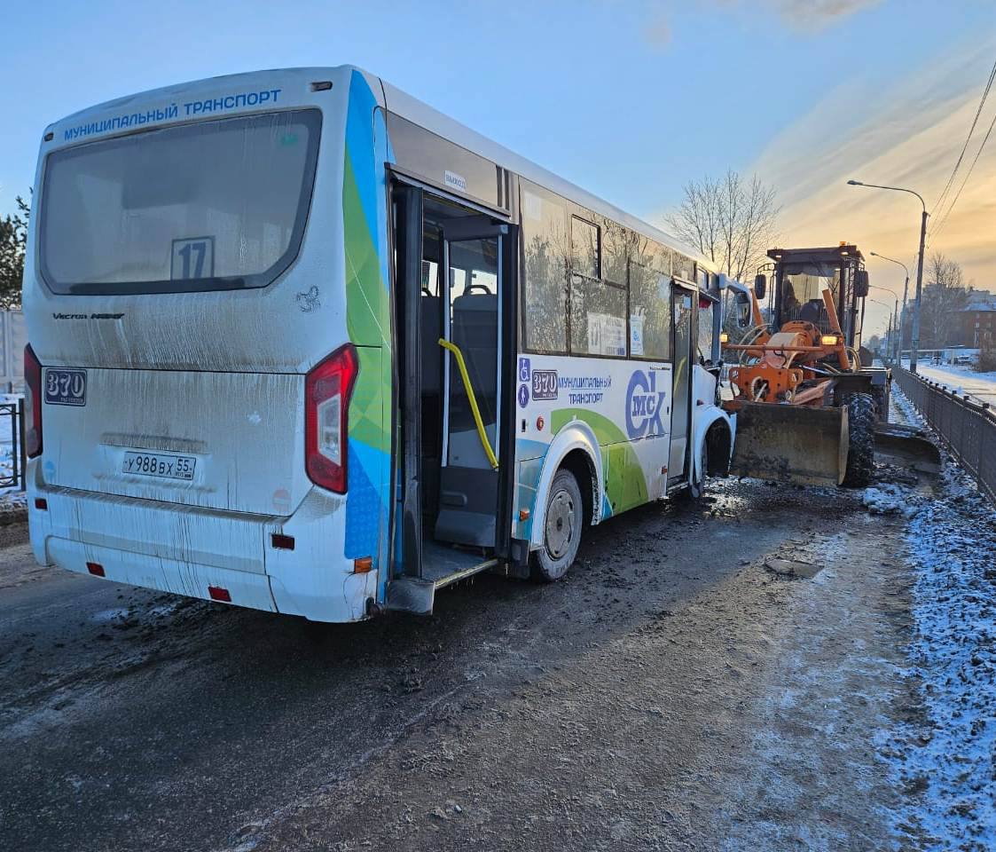 В Омске автобус с пассажирами врезался в снегоуборочный трактор