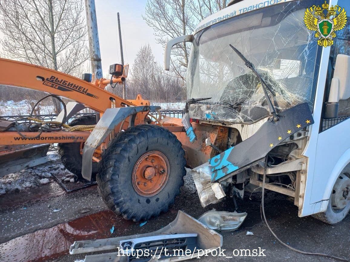 В Омске автобус с пассажирами врезался в снегоуборочный трактор • TOP24 •  Омск