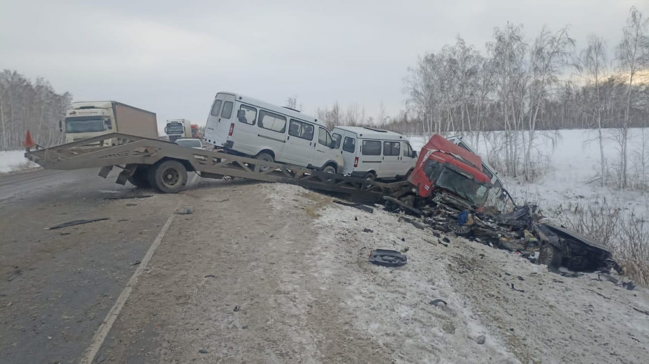 Из-за крупной аварии с автовозом, пришлось перекрыть часть трассы "Омск-Тюмень"