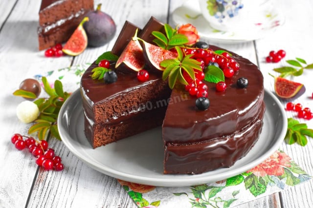 2. Шоколадный торт с крем-чизом и вишней