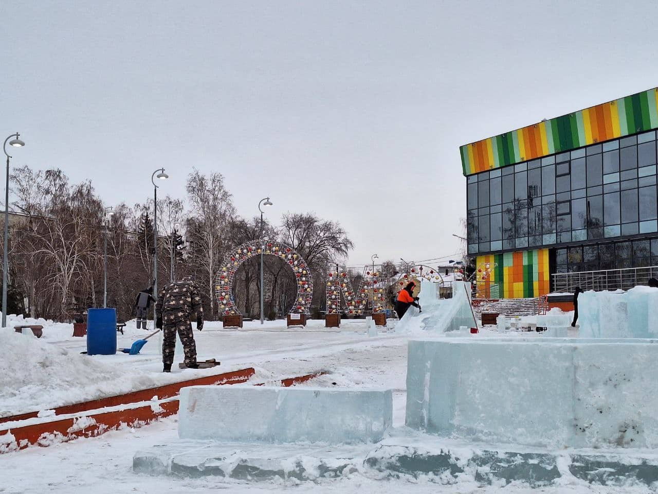 В Омске начали строить сразу два ледовых городка