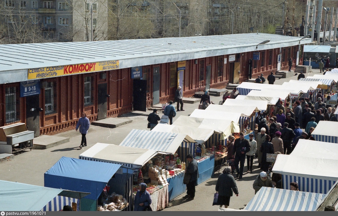 Весы «Тюмень» и горы колбасы: выложены архивные фото омского рынка 90-х