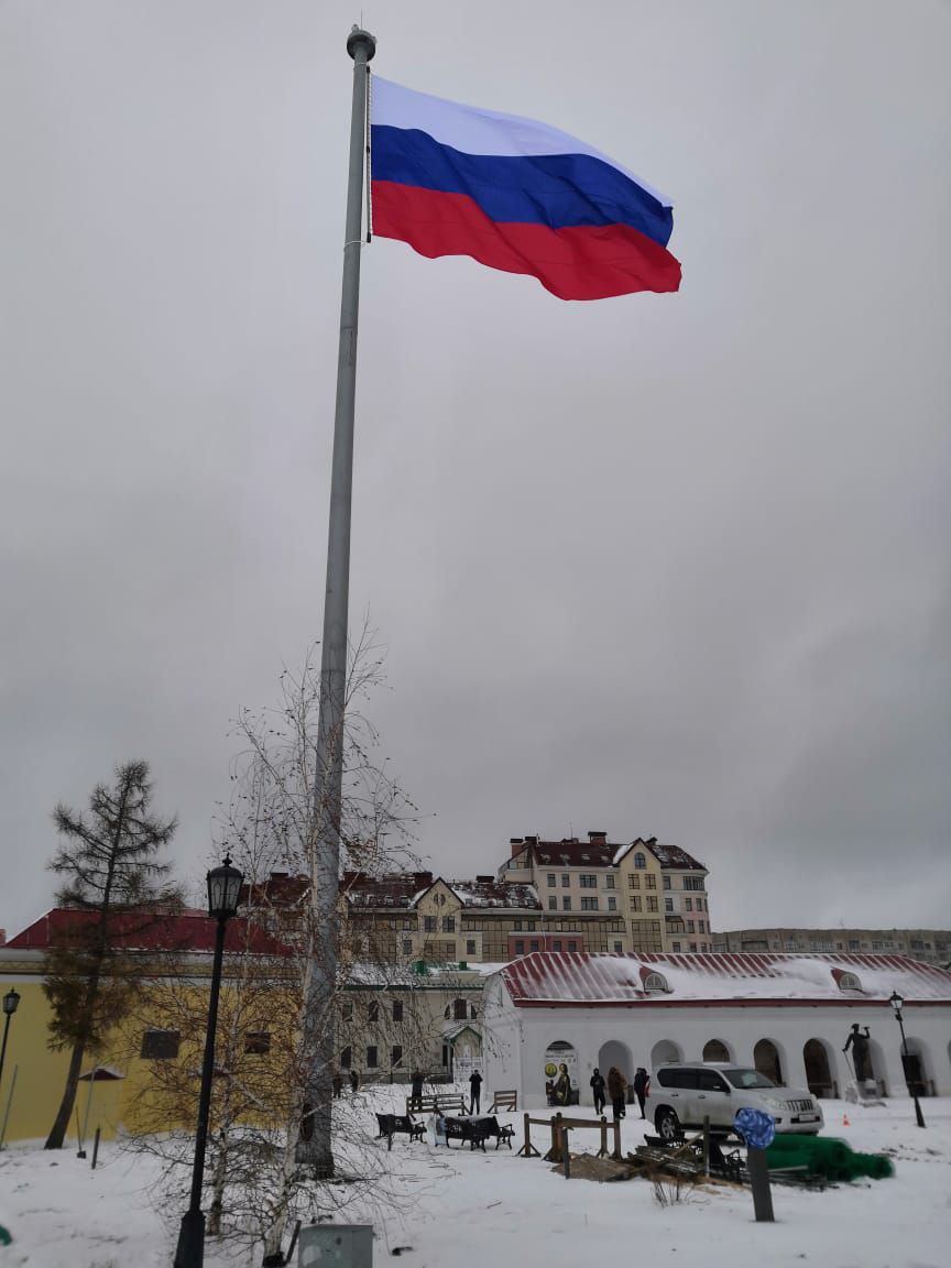 В «Омской крепости» повесили флаг размером с квартиру