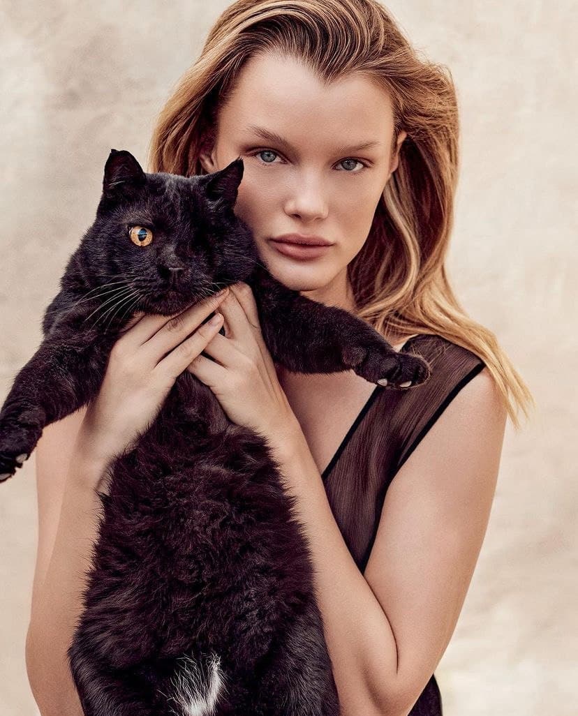Топ-модель из Омска попала на обложку январского Vogue
