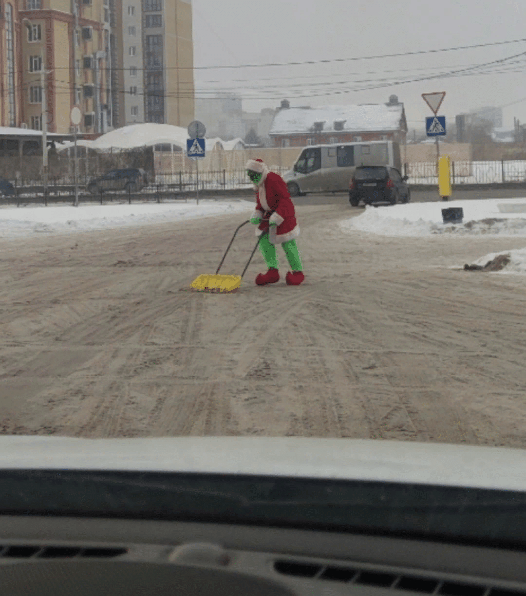 Снегурочка в автобусе и Баба Яга за кассой: как омские работяги поднимают новогоднее настроение