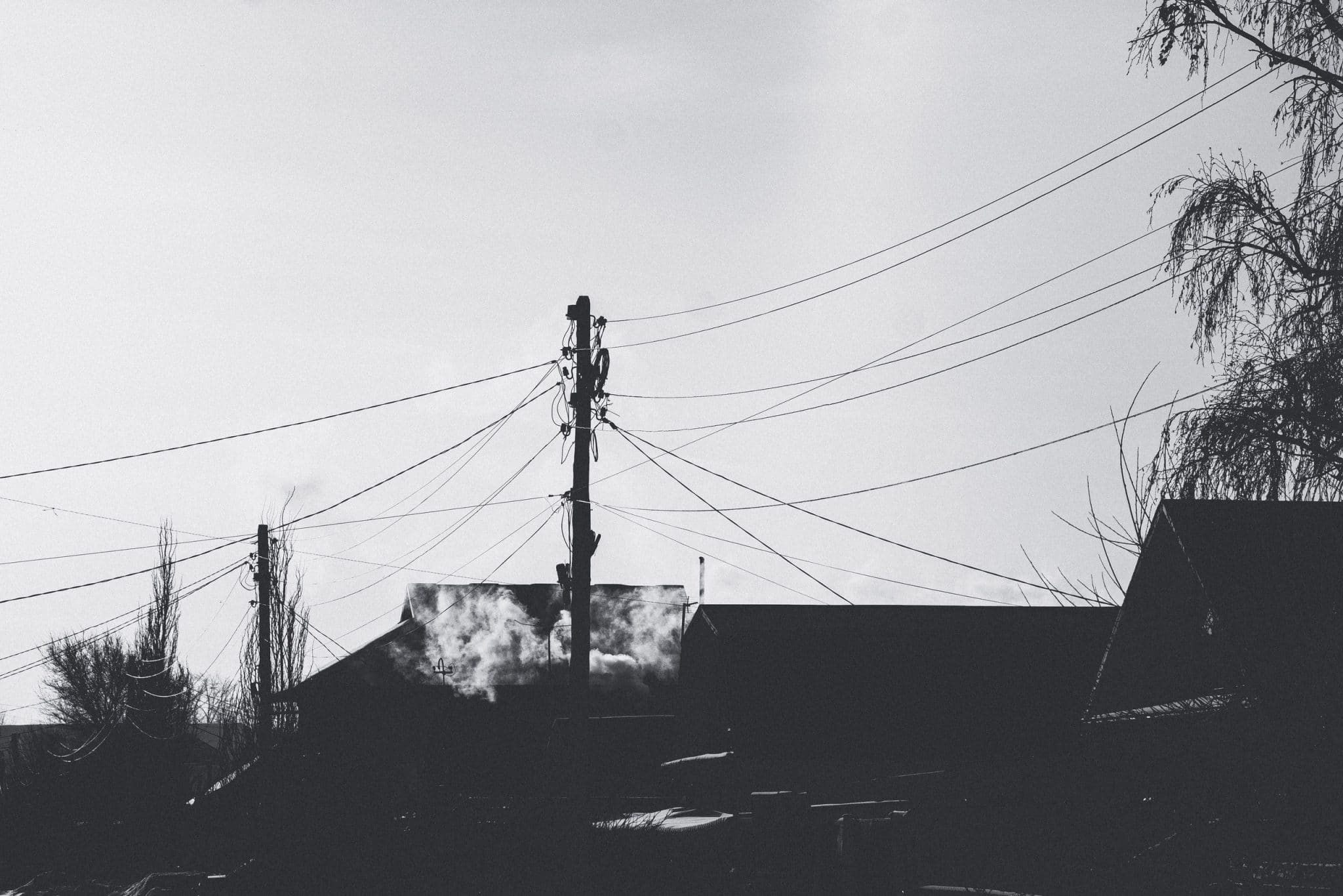 Безлюдье, тишина и дымок над трубами: фоторепортаж с морозных омских улиц